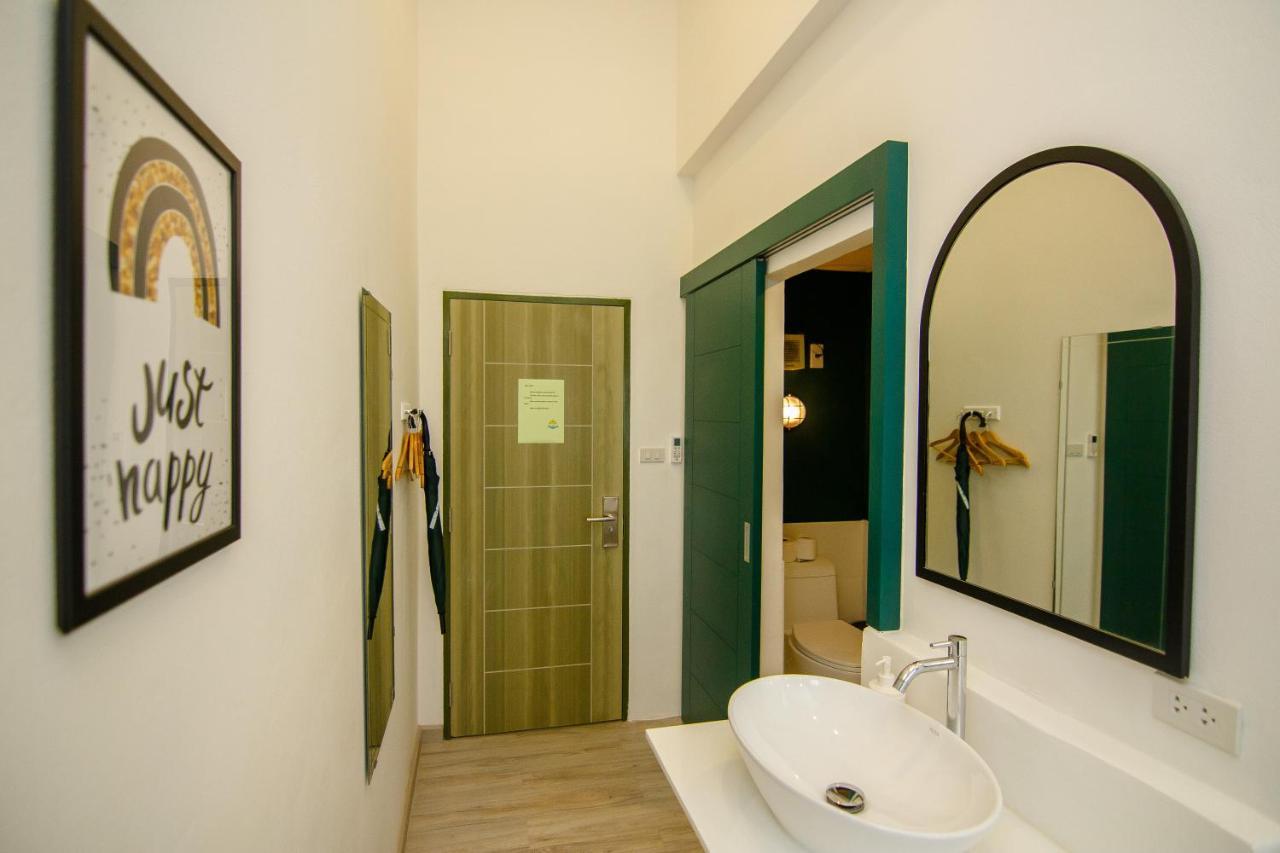 Folk Poshtel Asok Hostel Bangkok Exterior photo