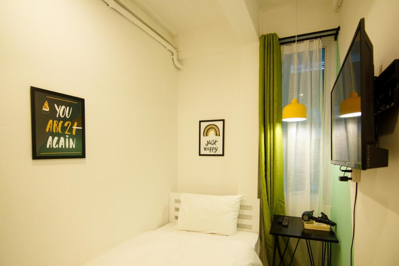 Folk Poshtel Asok Hostel Bangkok Exterior photo
