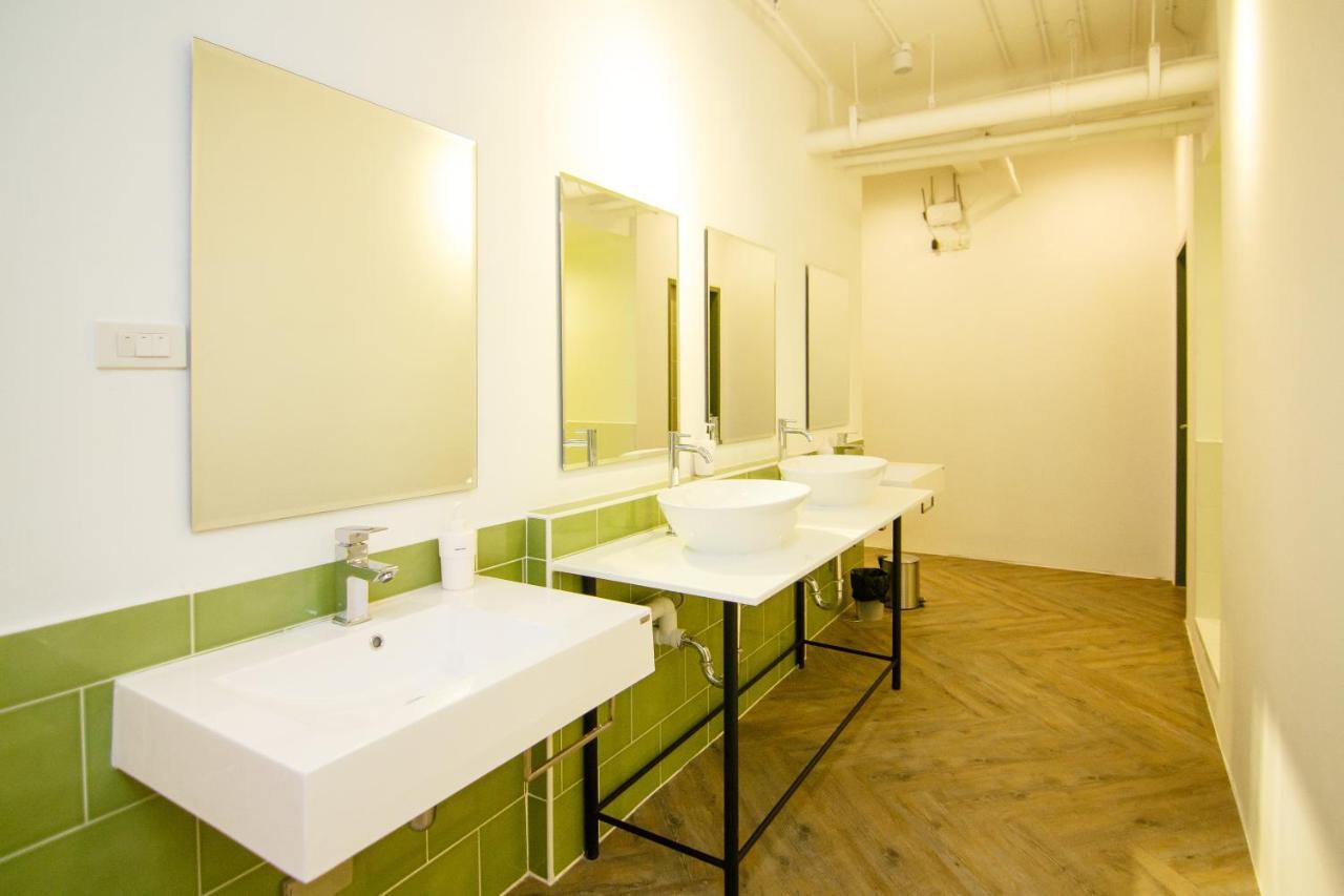 Folk Poshtel Asok Hostel Bangkok Exterior photo