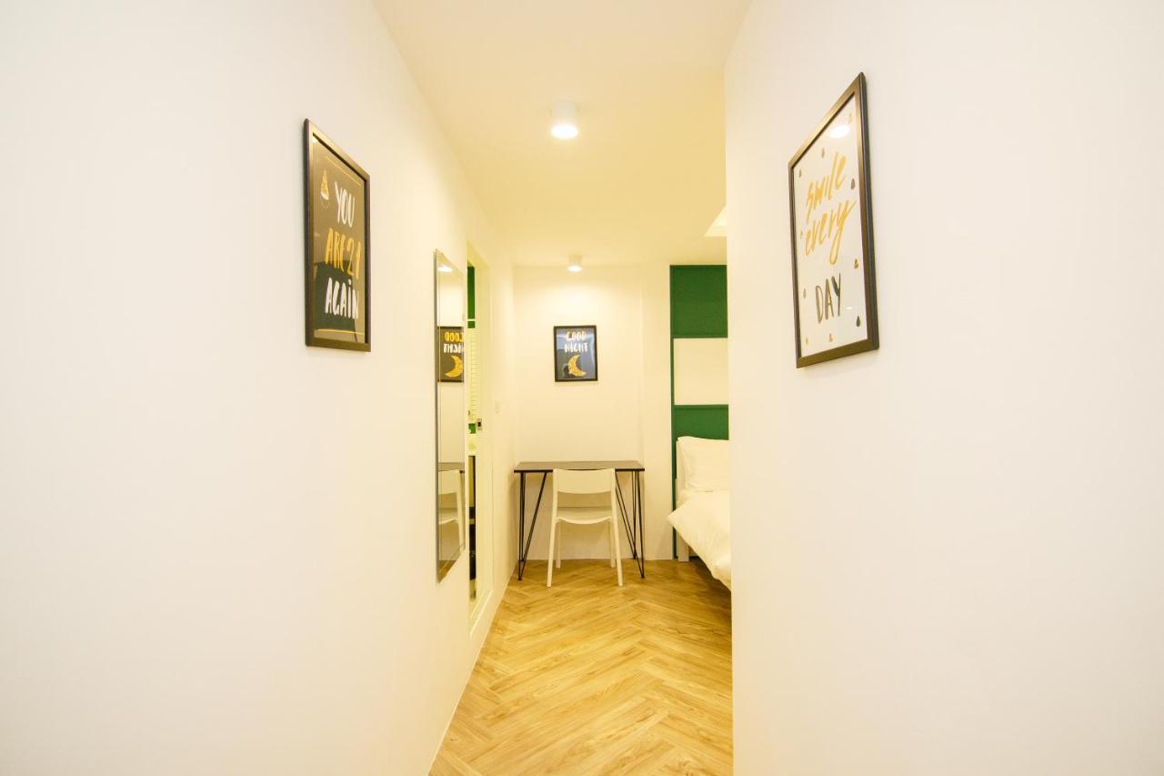 Folk Poshtel Asok Hostel Bangkok Exterior photo