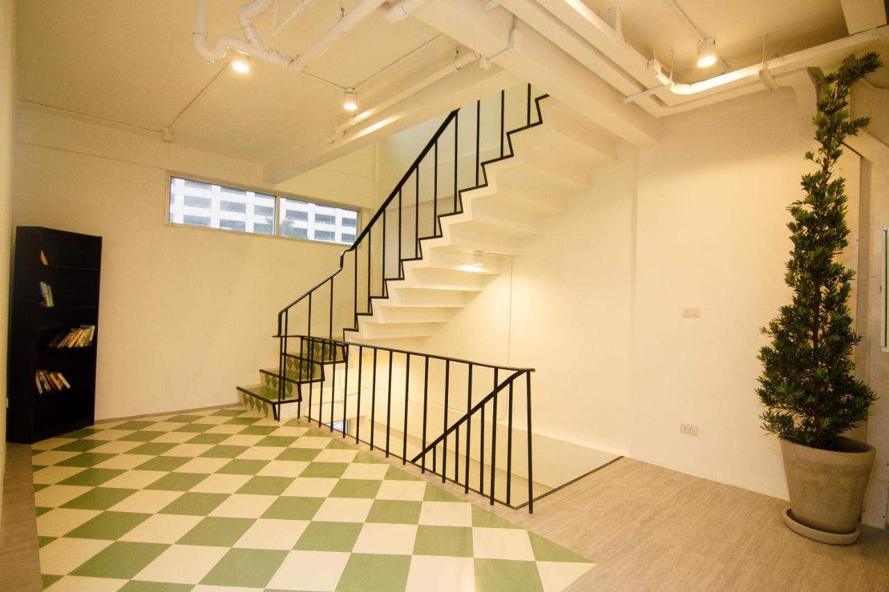 Folk Poshtel Asok Hostel Bangkok Exterior photo