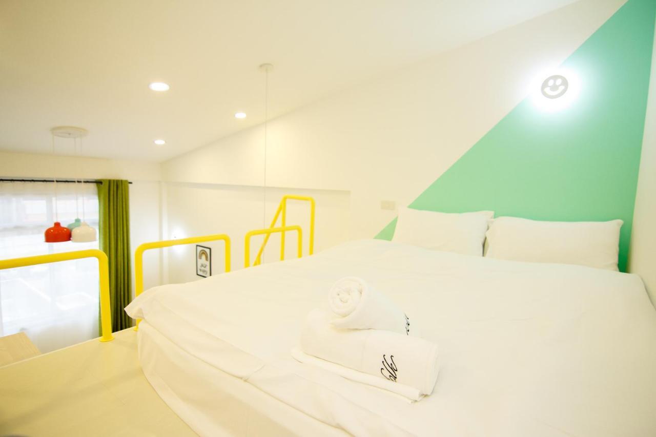 Folk Poshtel Asok Hostel Bangkok Exterior photo